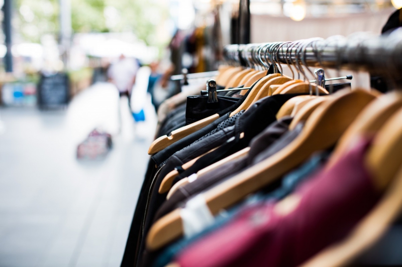 ecommerce-GONFARON-min_blur_close_up_focus_hanger_jacket_market_people_rack-1176303