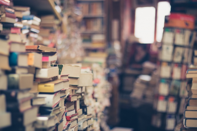 ecommerce-GONFARON-min_books_stack_book_store_stack_of_books_2nd_hand_retro_hipster_shop-829090
