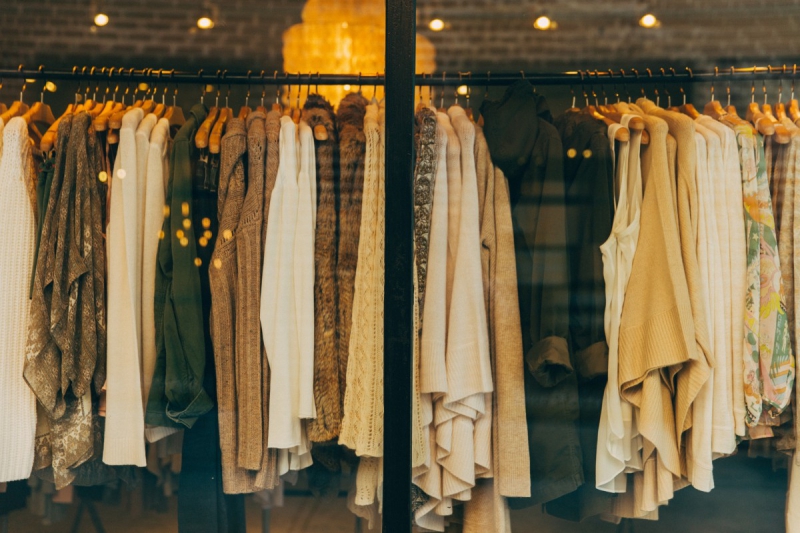 ecommerce-GONFARON-min_clothe_fashion_store_shop_window_store_front-21277