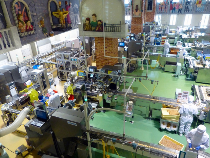 ecommerce-GONFARON-min_japan_sapporo_chocolate_factory_label_packaging_cookie_machine_operators-961509