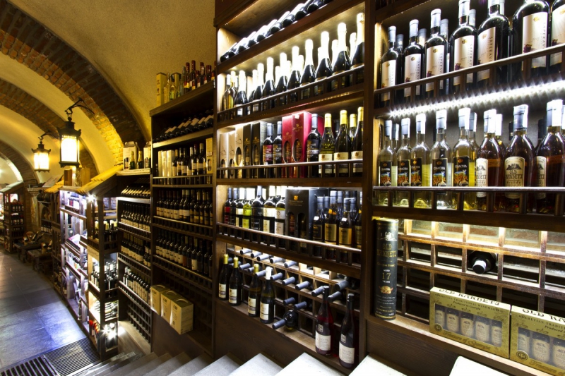 ecommerce-GONFARON-min_world_street_travel_shop_canon_georgia_wine_bottles-429767
